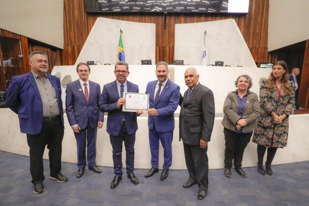 O reitor Miguel Sanches Neto recebeu a homenagem em nome da Universidade e destacou o papel dos servidores da instituição