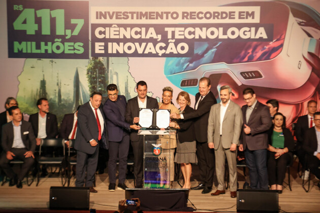 O governador Carlos Massa Ratinho Júnior assinou nesta terça-feira (11), no Museu Oscar Niemeyer, os decretos estaduais que regulamentam a Lei de Inovação do Paraná (Lei nº 20.541/2021) e o Fundo de Inovação das Microempresas e Empresas de Pequeno Porte do Paraná (FIME/PR).