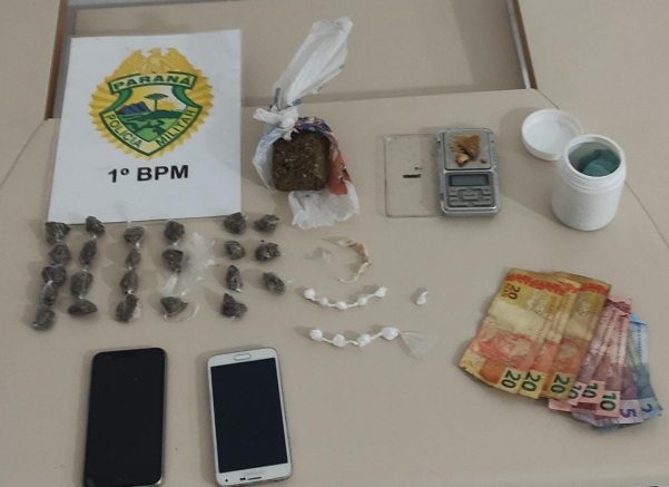 Drogas, dinheiro e celulares foram localizados com os suspeitos