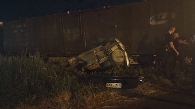 Carro foi destruído pelo trem na Vila Borato, em Ponta Grossa
