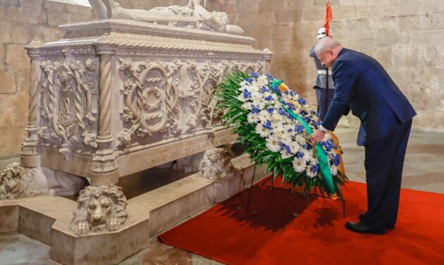 Ao colocar uma coroa de flores no túmulo de Luís de Camões, presidente Lula homenageava a base da relação, o idioma