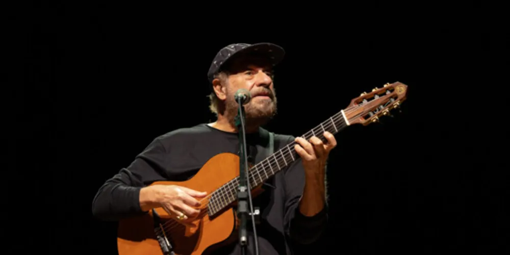 Público lotou o Teatro Guaíra em Curitiba na primeira apresentação de João Bosco com o Coral Sanepar