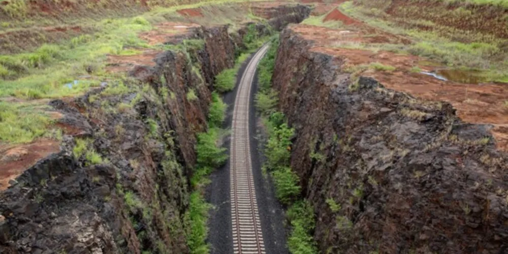 No interior de São Paulo, a ferrovia se conecta com a Malha Paulista, que vai até o litoral