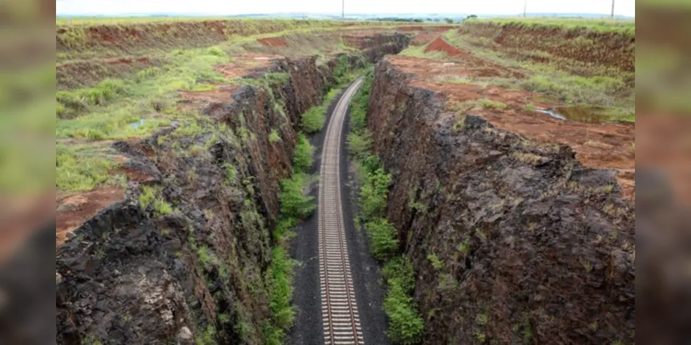 No interior de São Paulo, a ferrovia se conecta com a Malha Paulista, que vai até o litoral