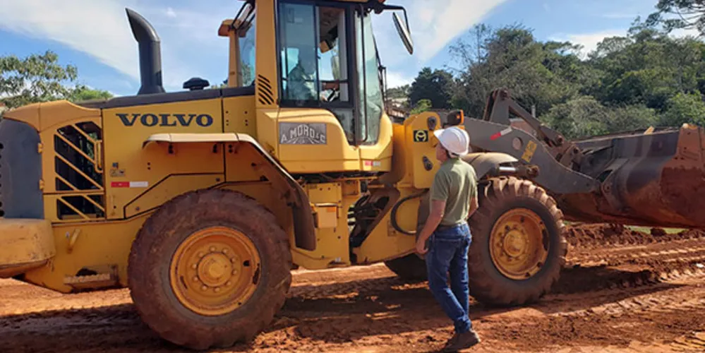 Durante a visita, o prefeito Ary Mattos observou o avanço dos trabalhos