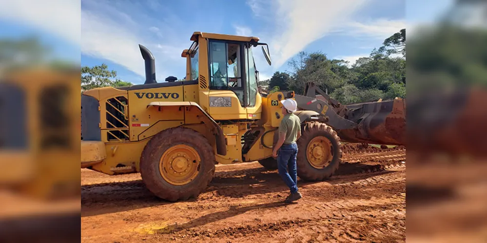 Durante a visita, o prefeito Ary Mattos observou o avanço dos trabalhos