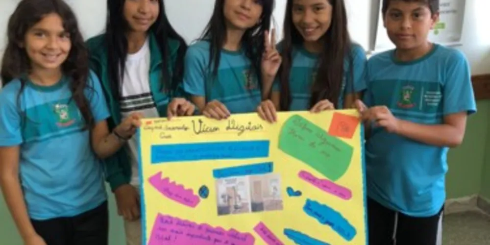 Cartazes com frases de incentivo traziam recado para 'dar um tempo' nos meios digitais