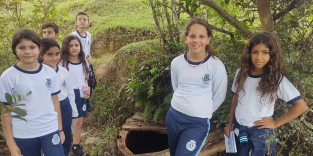 Educandos visitaram nascente próxima à instituição para fixar melhor os conteúdos