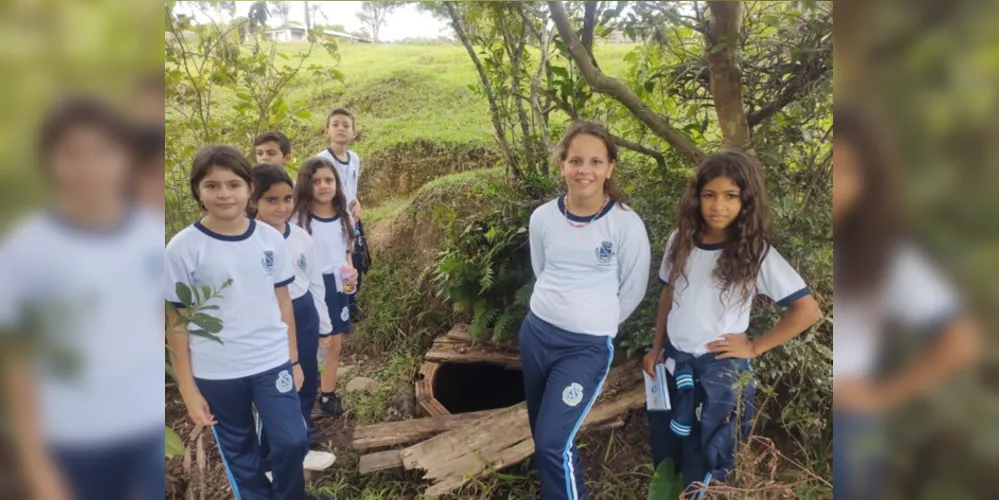 Educandos visitaram nascente próxima à instituição para fixar melhor os conteúdos