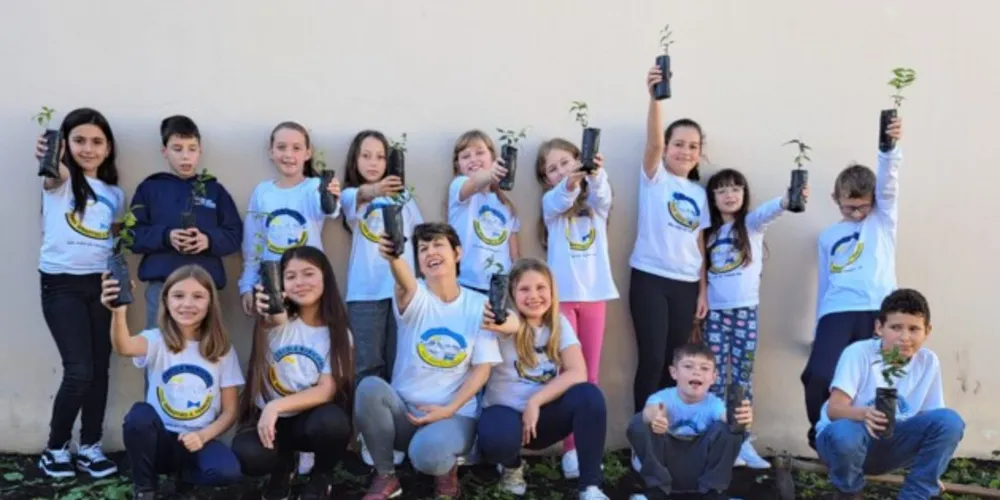 Educandos foram agraciados com plantas pela professora, contribuindo para o futuro ambiental