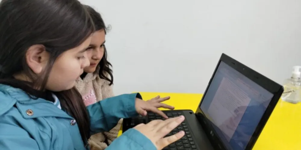 Ana Clara e Lorran Victoria destacaram estudo ambiental por meio da videoaula do Vamos Ler