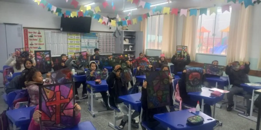 Veia artística dos estudantes trouxe bela exposição de vitrais
