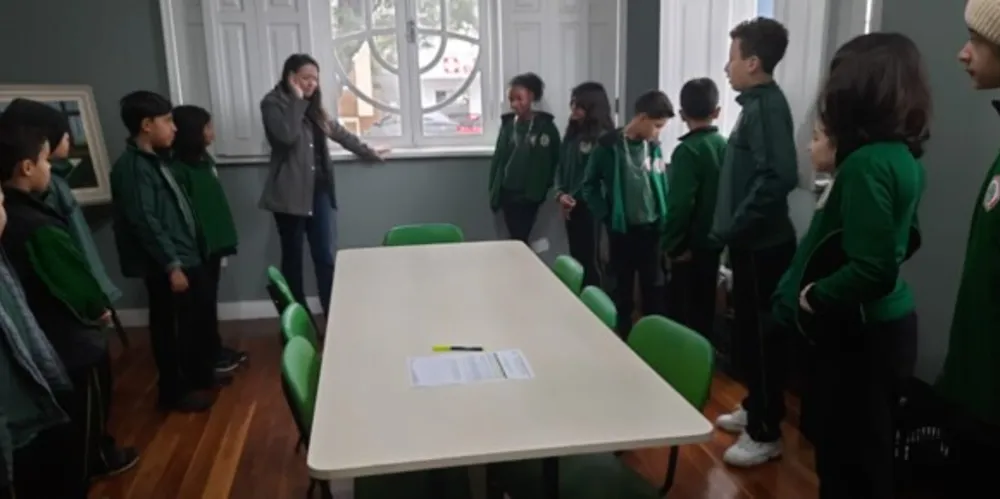 Educandos demonstraram curiosidade e interagiram com a historiadora