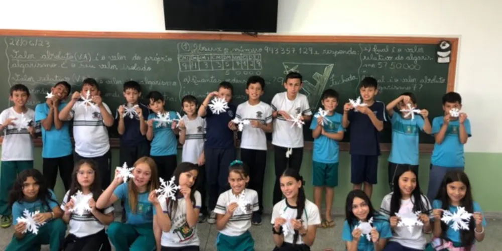 Produção artística dos educandos trouxe confecção de flocos de neve