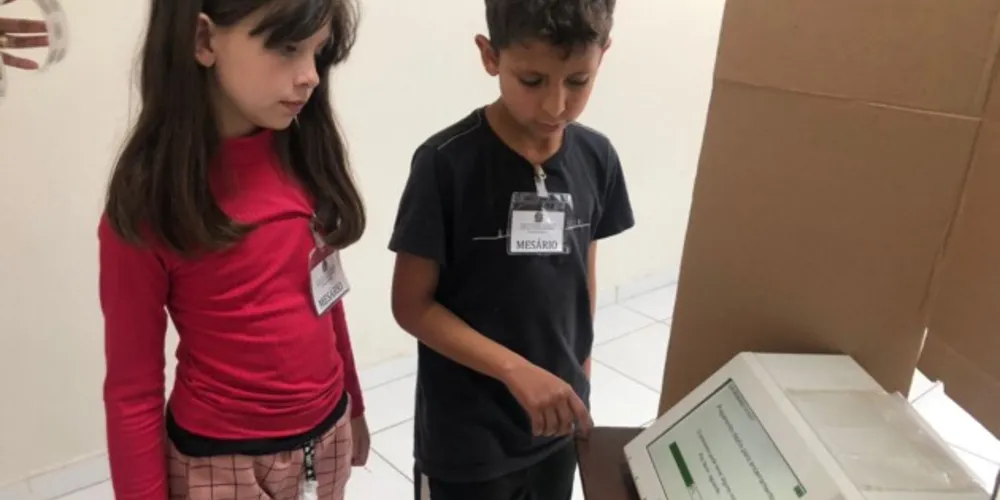 Sistema eleitoral contou com elementos típicos de um pleito, como urnas e mesários; entrevista ampliou conhecimento