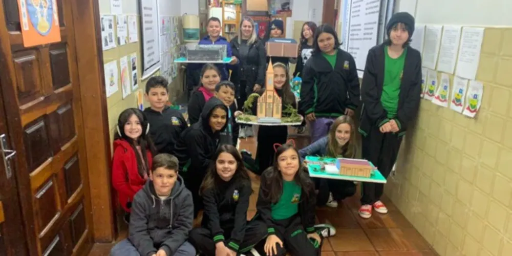 Ações resultaram em maquetes, confecção de cartazes, frases, desenhos, vídeos de desfile cívicos, mapa, bandeira, hino