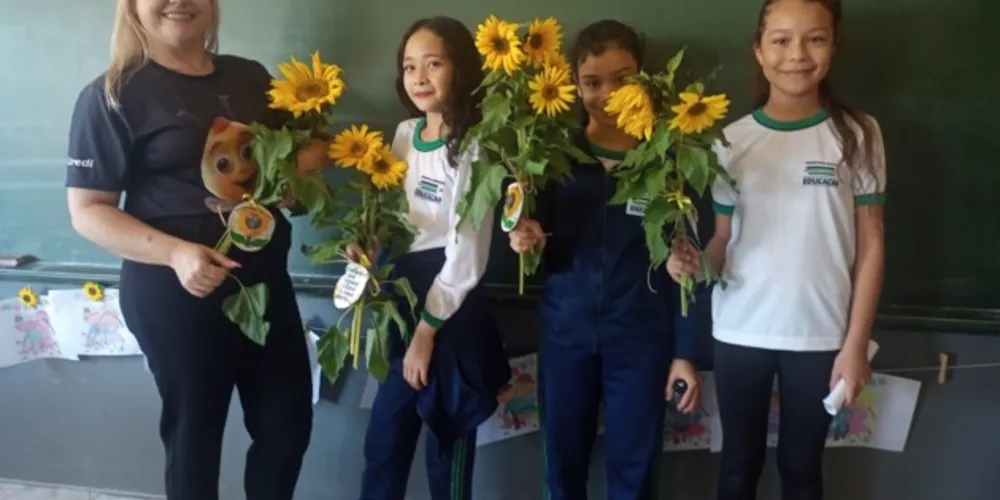 Espalhando sementes e girassóis, turma levou projeto ambiental para ser seguido em outras escolas