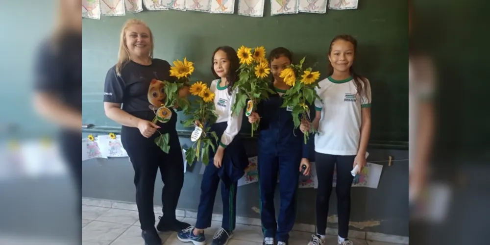 Espalhando sementes e girassóis, turma levou projeto ambiental para ser seguido em outras escolas