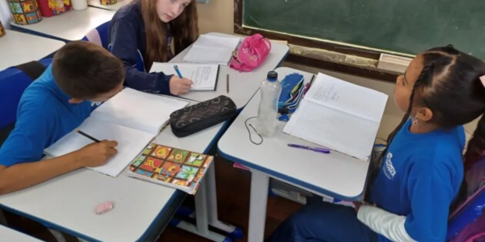 Após realizarem as pesquisas, os alunos elaboraram um texto e uma ilustração para cada religião estudada