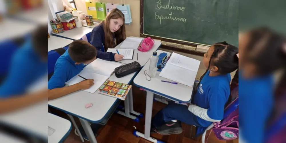 Após realizarem as pesquisas, os alunos elaboraram um texto e uma ilustração para cada religião estudada