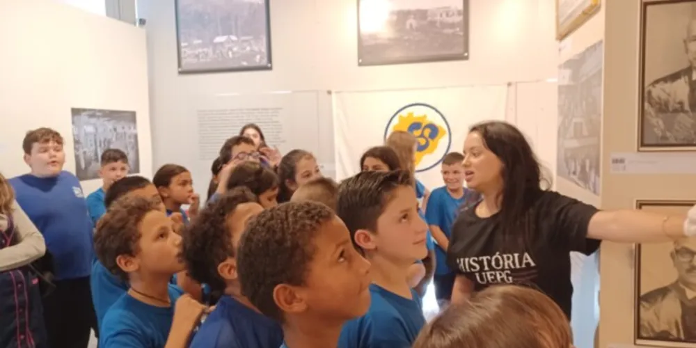 A exposição apresenta detalhes sobre os povos originários que ocupavam a região, a presença de imigrantes eslavos, islâmicos e da influência da cultura afro, além de trazer registros e taças históricas do Operário Ferroviário