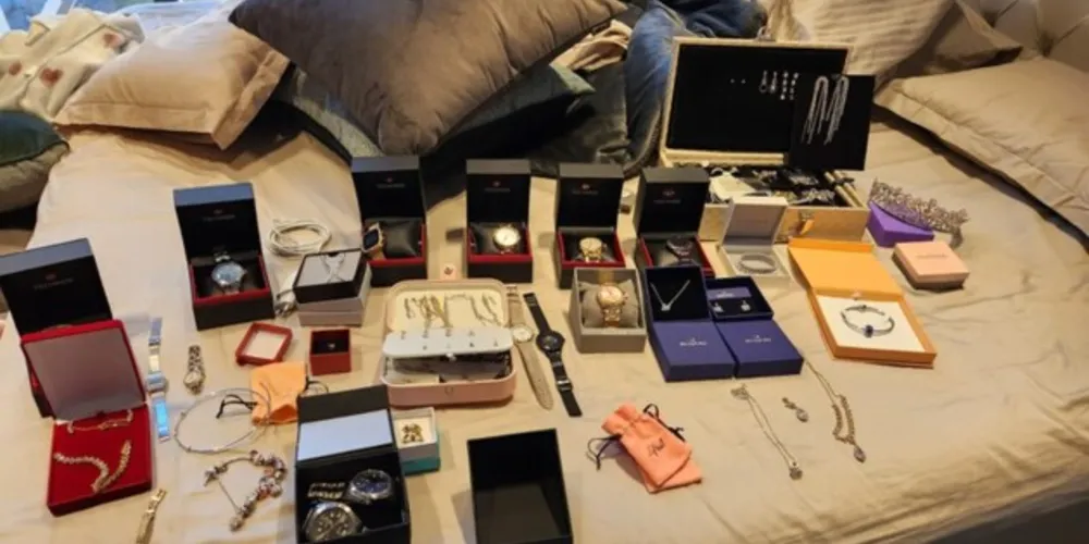 Relógios e joias foram apreendidos pela Polícia