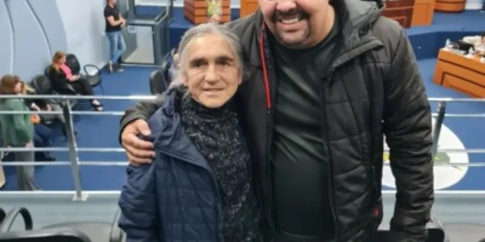 A homenageada, dona Sueli, ao lado do vereador autor do projeto de lei, acompanhando a sessão ordinária que resultou na aprovação do título