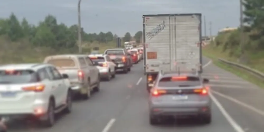 Até a publicação da reportagem, o trânsito segue travado