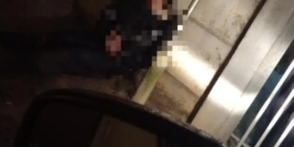 Relatos e imagens encaminhados à reportagem do Portal aRede e Jornal da Manhã apontam que o jovem foi localizado em frente a uma residência
