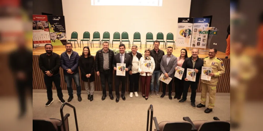 Diversas lideranças paranaenses participaram do lançamento do livro-anuário, que ocorreu nesta sexta no salão da Acipg