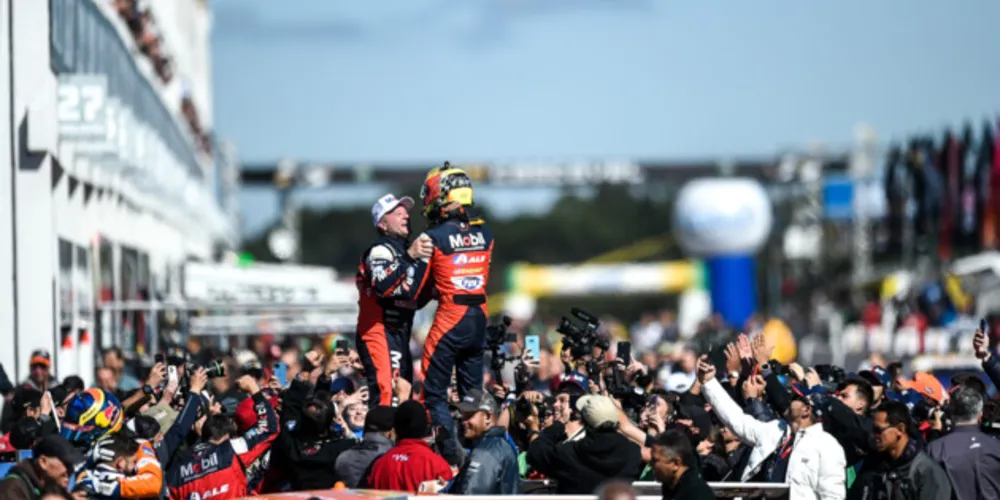 Rubens Barrichello festeja a conquista do filho Dudu no Autódromo Zilmar Beux