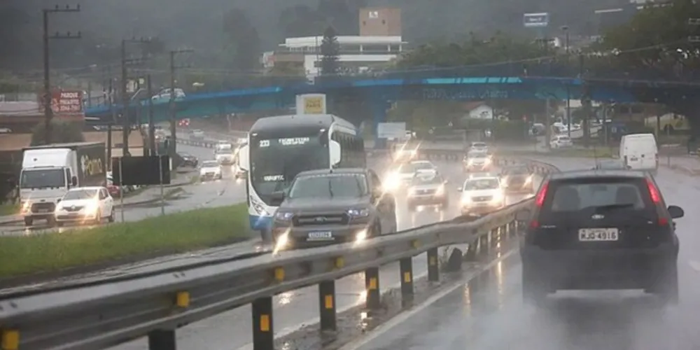 Equipes da Secretaria de Estado da Infraestrutura na região trabalham para desinterditar as rodovias o mais rapidamente possível