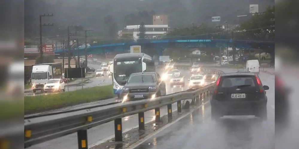 Equipes da Secretaria de Estado da Infraestrutura na região trabalham para desinterditar as rodovias o mais rapidamente possível