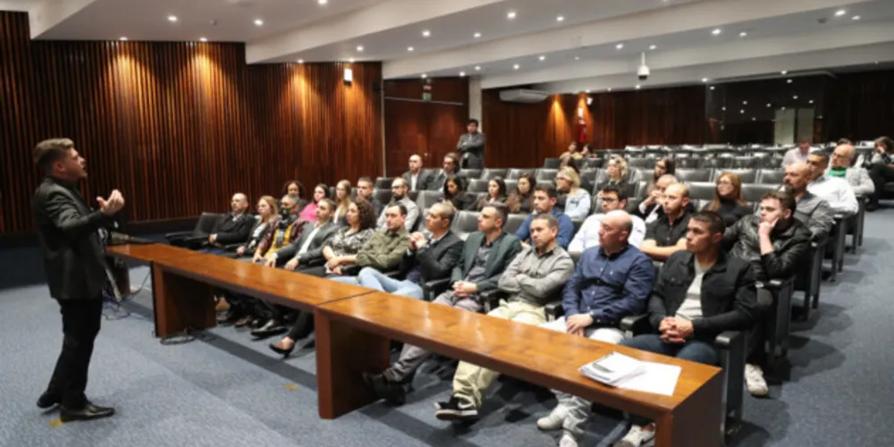 Os alunos do 9º período passearam pelas galerias da casa de leis e visitaram espaços importantes