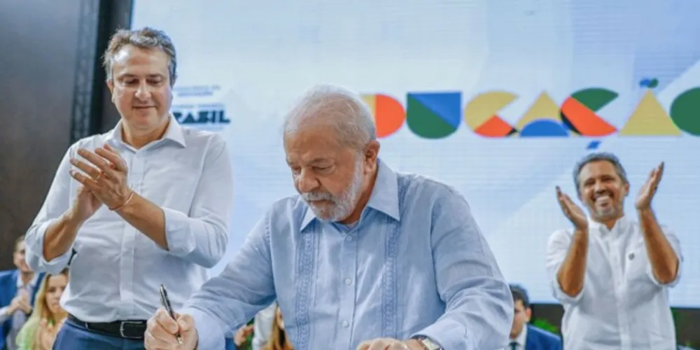 Em seu discurso, Lula ponderou que seu partido, o PT, só conta com 69 deputados