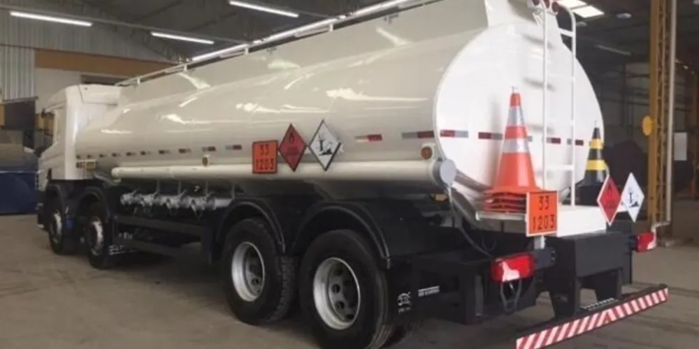 Criminosos fugiram com o caminhão-tanque do motorista