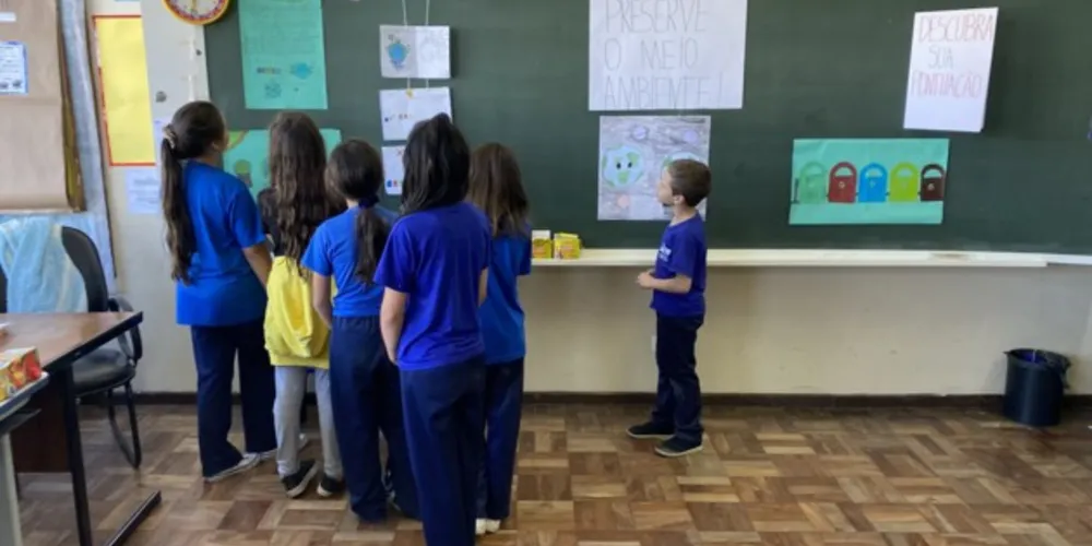 Dentre a série de tarefas realizadas pela turma, esteve a confecção de cartazes