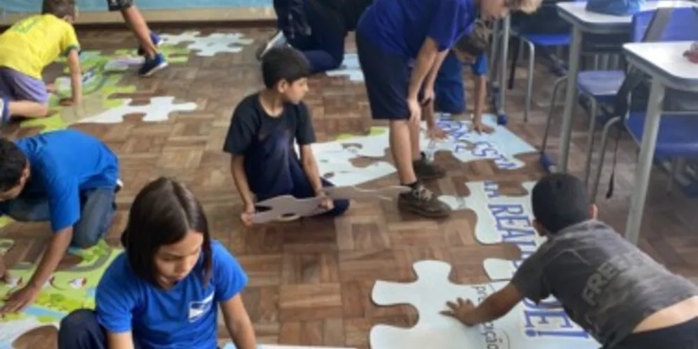 Como parte das atividades, os alunos montaram um quebra-cabeça sobre o ciclo de tratamento da água.