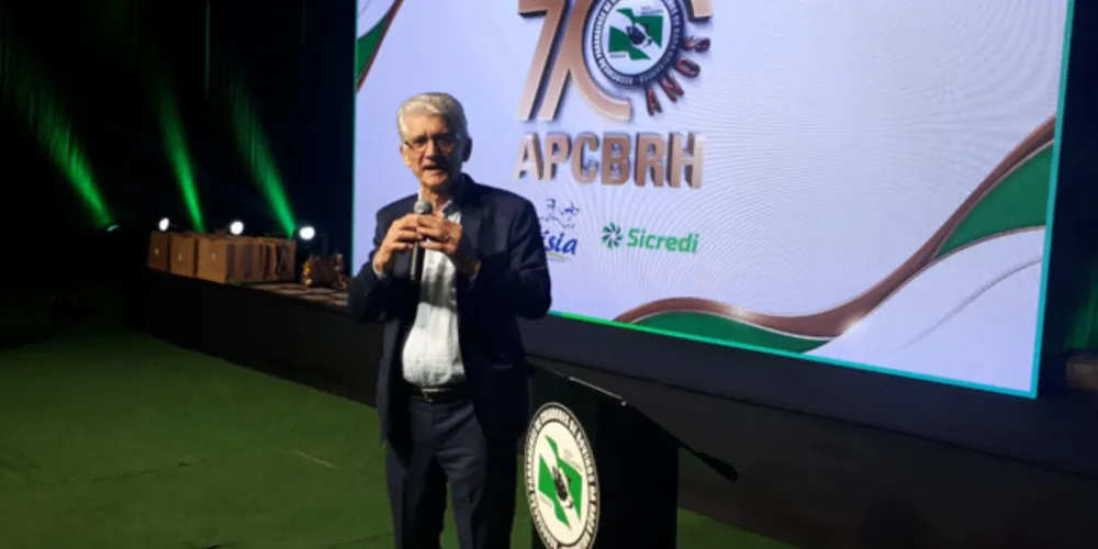 Genética do gado paranaense e qualidade do leite são destaque em aniversário de associação