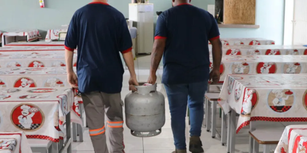 Os vales serão distribuídos para colégios estaduais nos 399 municípios do Paraná.