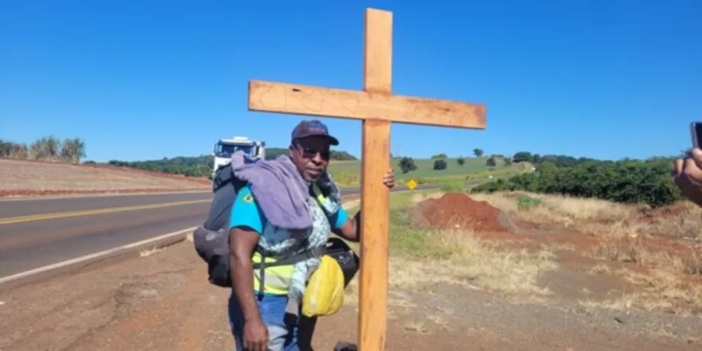 Além da cruz, João carrega uma mochila com algumas roupas, uma caixa de som e uma garrafa com água, contando com apoio que recebe pelo caminho