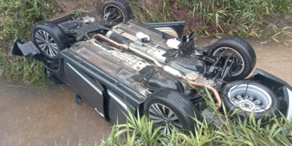 Mitsubishi Outlander com quatro pessoas ficou destruída no acidente