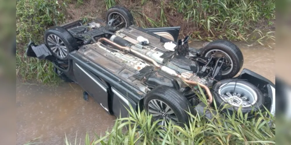 Mitsubishi Outlander com quatro pessoas ficou destruída no acidente