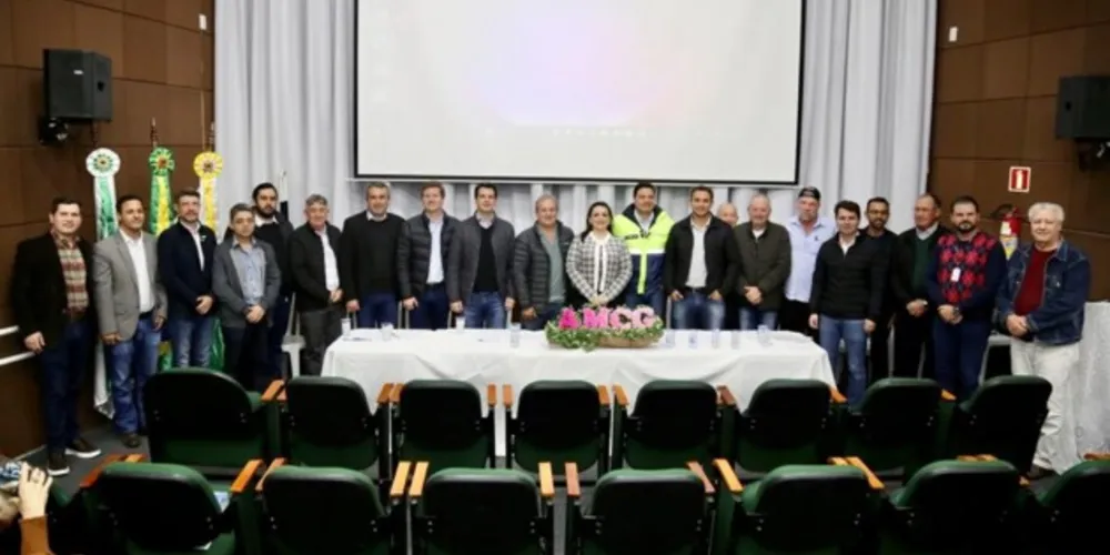 Primeira reunião ordinária da nova diretoria da Associação dos Municípios dos Campos Gerais (AMCG) teve presença de prefeitos, vereadores, deputados e outros líderes