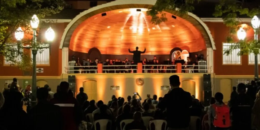 A abertura, em uma Concha Acústica revitalizada, com nova pintura e iluminação, teve a apresentação da Banda Lyra dos Campos