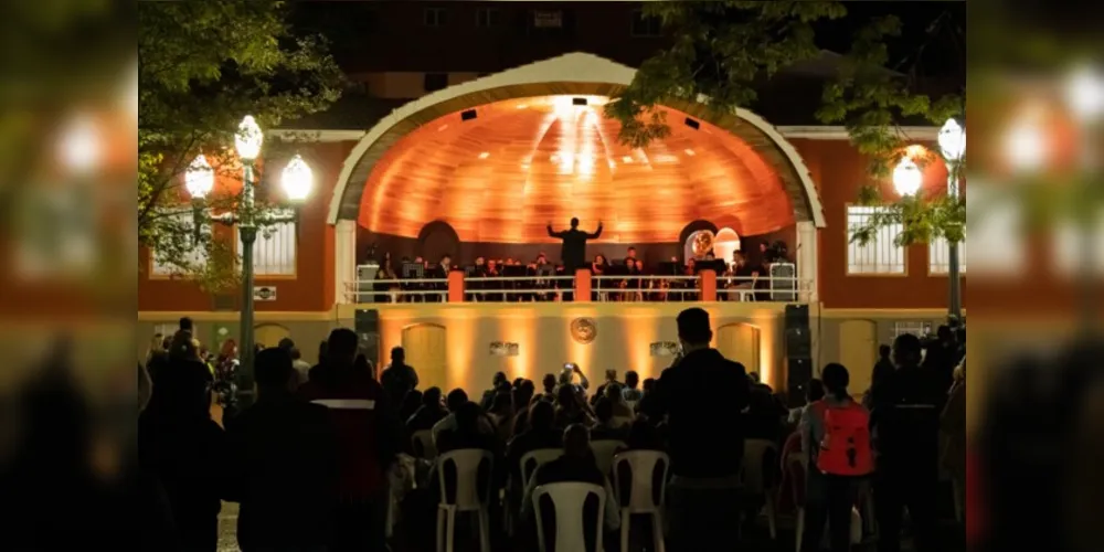 A abertura, em uma Concha Acústica revitalizada, com nova pintura e iluminação, teve a apresentação da Banda Lyra dos Campos