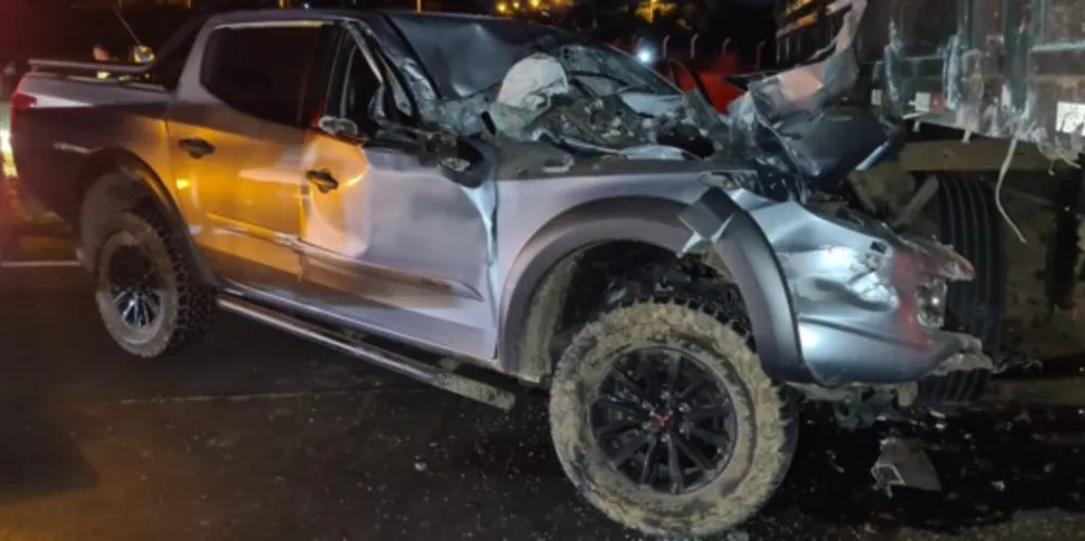 Camionete ficou bastante danificada com a colisão