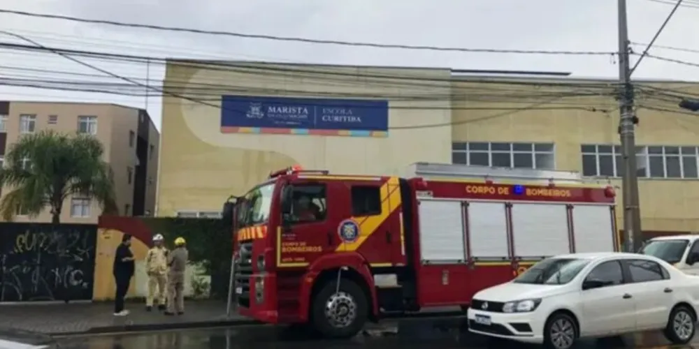 A vítima foi retirada de baixo do elevador por populares que fizeram o uso de um macaco hidráulico