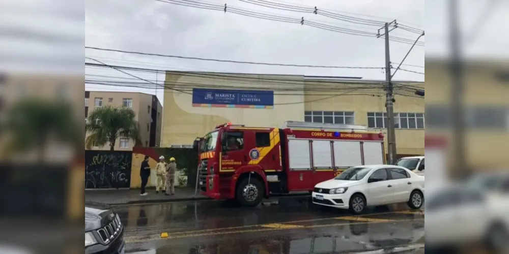 A vítima foi retirada de baixo do elevador por populares que fizeram o uso de um macaco hidráulico