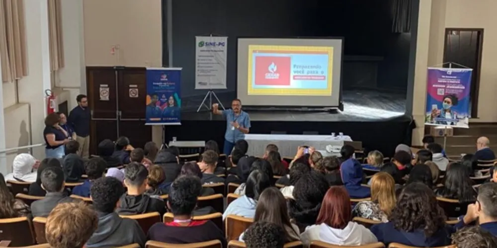 Os estudantes receberam informações e orientações do Grupo GERAR e do CIEE